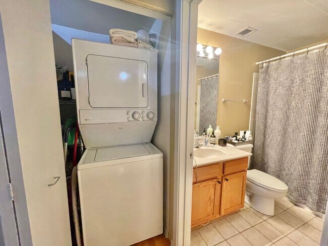 Building Photo - Beautiful 2BD/2BTH CONDO IN THE LOOP!