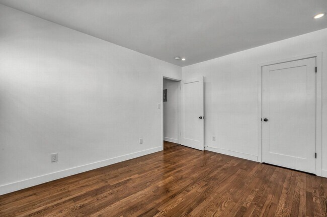 Building Photo - Designer remodeled unit in WeHo!