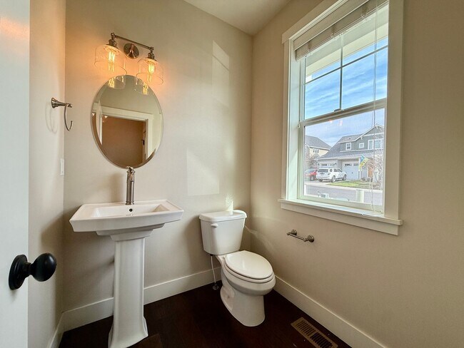 Building Photo - GORGEOUS OPEN LAYOUT HOME IN OLD FARM DISTRICT!