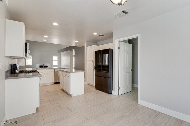Building Photo - 20 Fantasia Ln