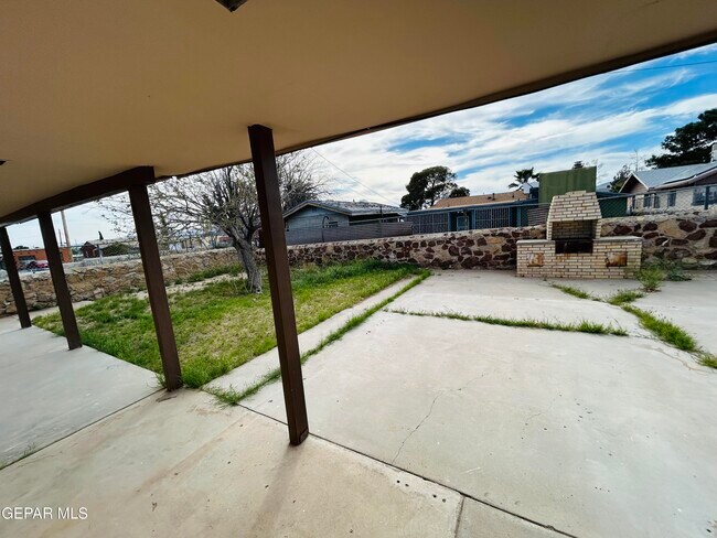 Building Photo - 805 Chile Pl