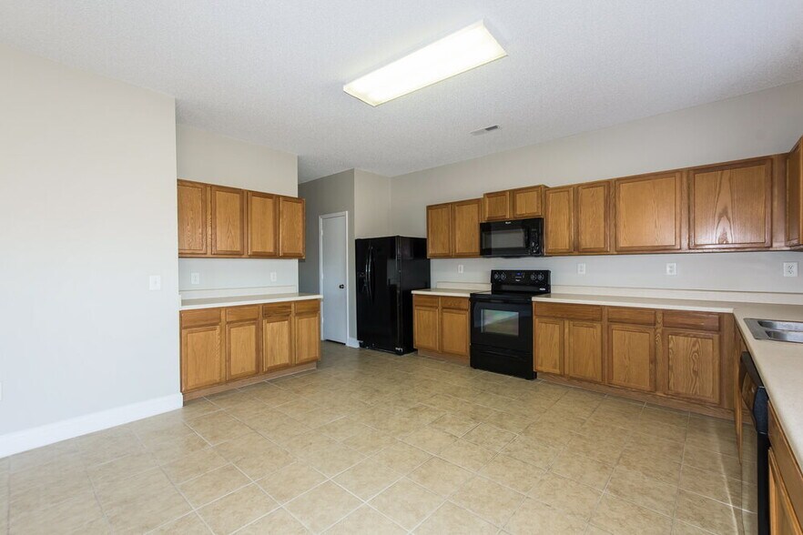 Building Photo - 13669 Coram Pl