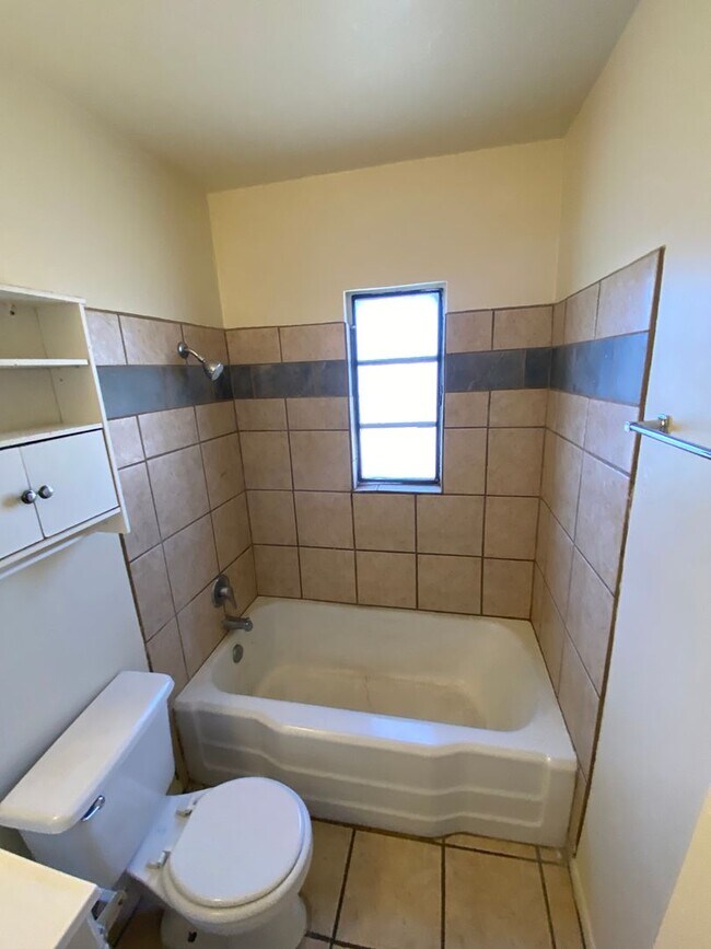 Building Photo - Beautiful 3 Bedroom Home! Available Now!