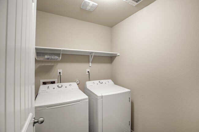 Building Photo - Comfortable 3BR / 2BA Home with Island Kitchen & Private Backyard