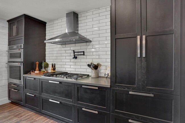 Building Photo - Beautiful 5 Bedroom Home Near the Cherry C...