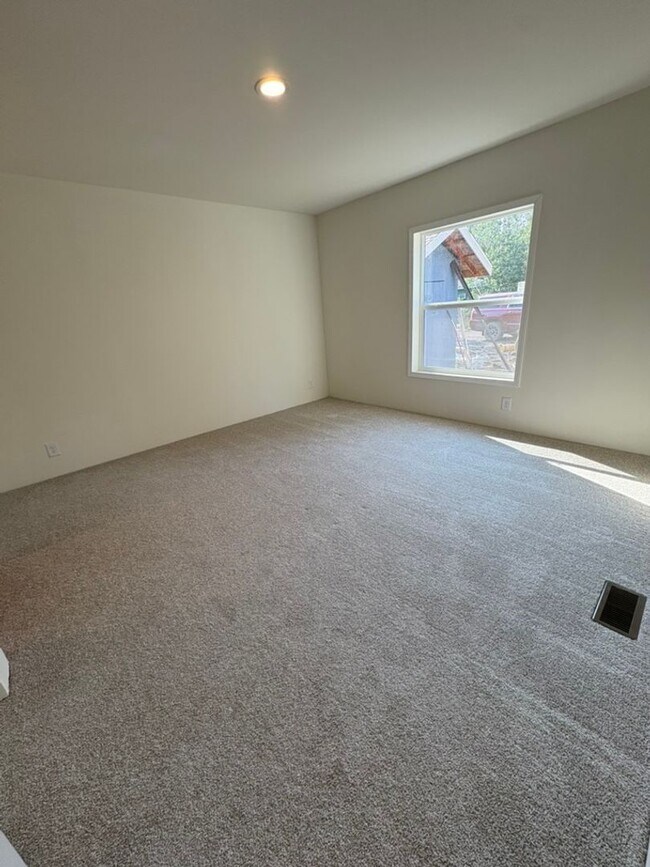 Building Photo - New 3 Bed 2 Bath Home - Pictures Coming Soon!