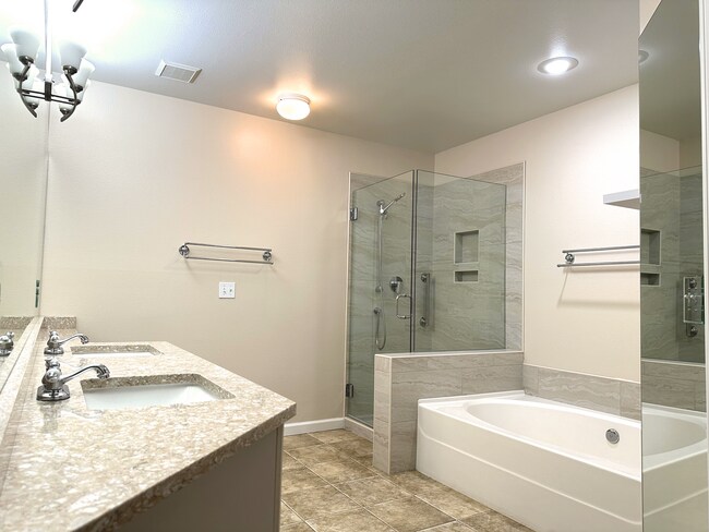 Building Photo - Elegant Gated Townhome with Main-Floor Primary Suite at Marina Pointe Kent