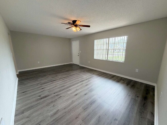 Building Photo - "Charming 3-Bed, 2-Bath Retreat in Spring Hill with 1,327 Sq Ft of Comfort!"