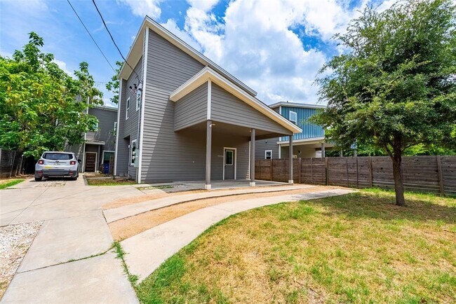Primary Photo - 1003 Valdez St