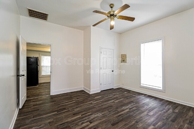 Building Photo - 709 S Davis Ave