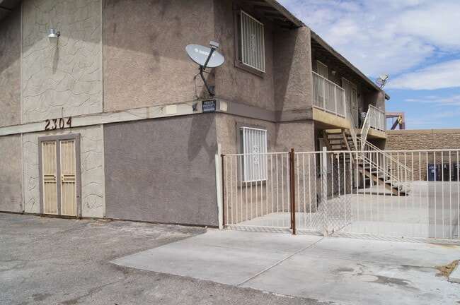 Building Photo - 2304 Saturn Ave