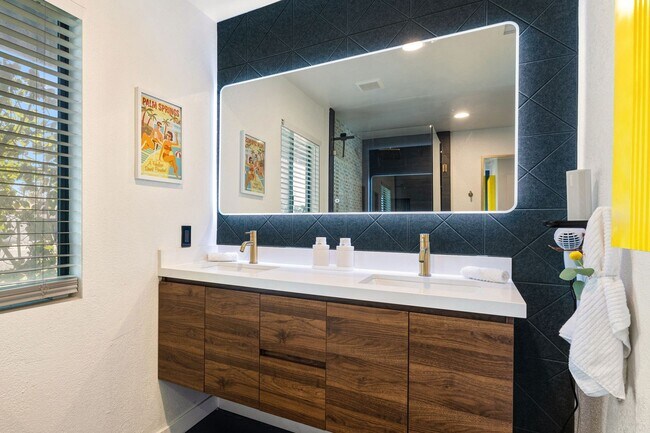 Building Photo - Stylish Fully Furnished Home in Palm Springs - Annual Lease