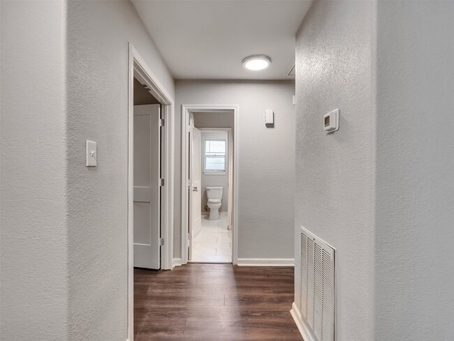 Building Photo - 2030 Lone Rock Dr