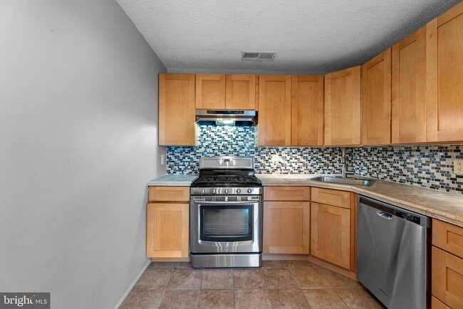Building Photo - 71 Chambord Ct