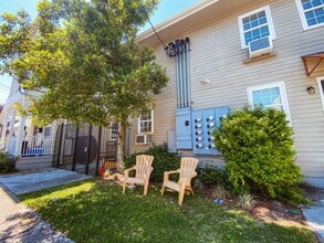 Building Photo - Renovated 1BD in Gated Complex. Washer and Dryer in Unit. Shared Outdoor Space.