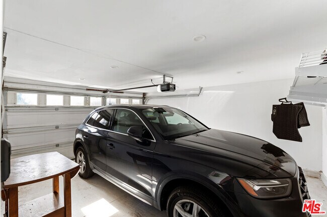 Building Photo - 502 N Sweetzer Ave