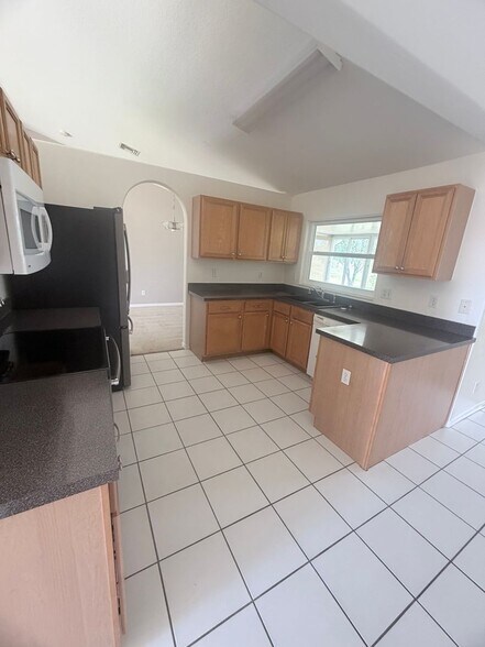 Building Photo - SW Area - Move in Ready, off Chiquita Blvd