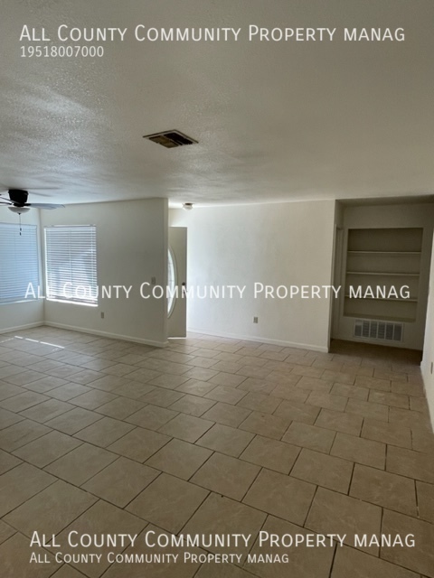 Building Photo - 2 bed/2 bath + POSSIBLE 3 bed Single Famil...