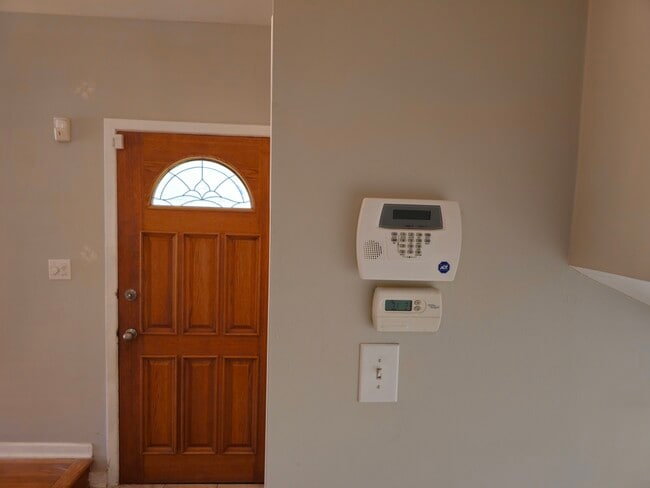 Building Photo - 9924 Crawford Ave