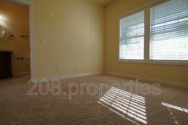 Building Photo - 871 N Grey Pebble Way