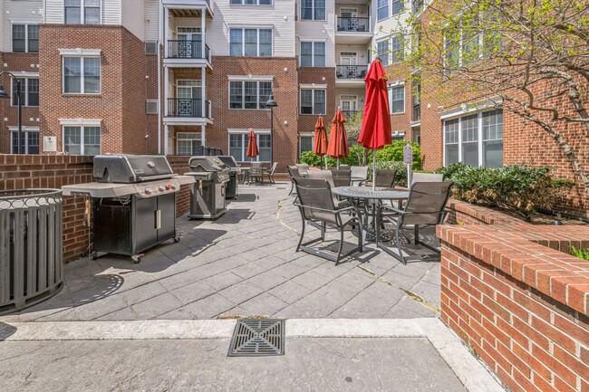 Building Photo - Beautiful 2 Bedroom, 2 Bath Condo In The H...
