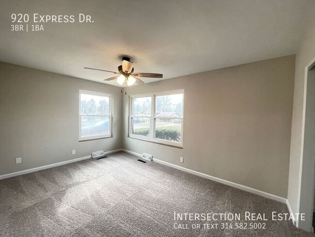 Building Photo - 920 Express Dr