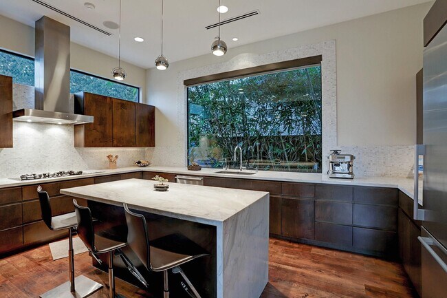 Building Photo - 721 E Creekside Dr