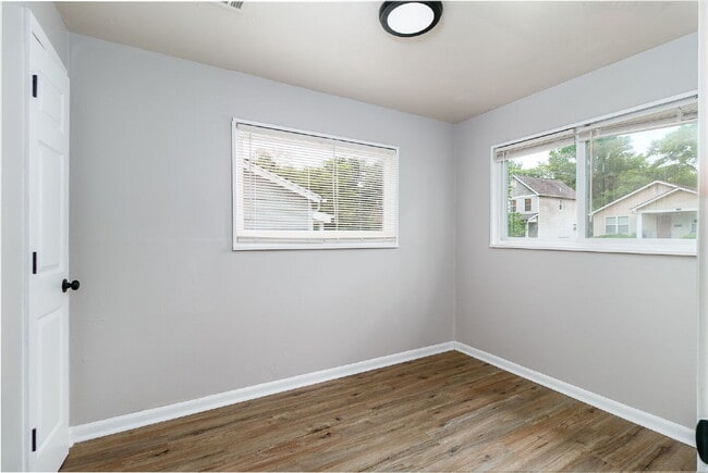 Building Photo - "Charming 3-Bedroom Gem with Cozy Living Space in Saint Louis!"