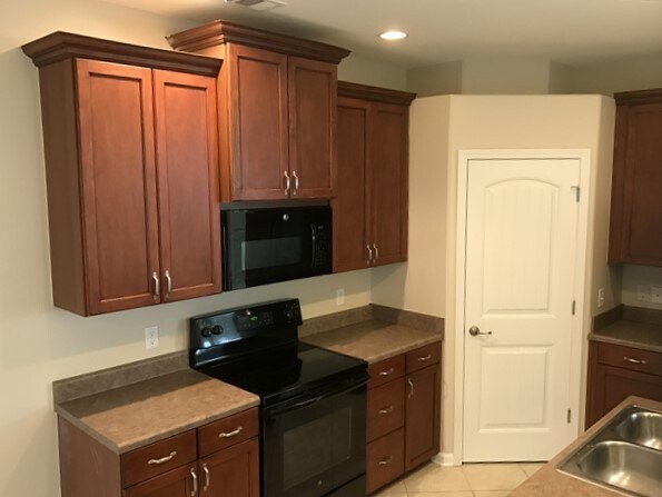 Building Photo - 330 Summer Hill Way
