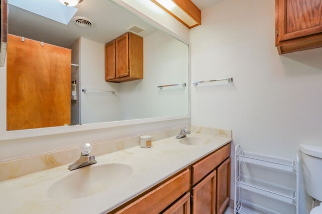 Building Photo - Spacious 3 Bedroom 2 bath with Solar Panels