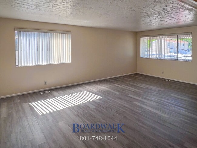Building Photo - Two Bedroom With Great Amenities in Taylor...