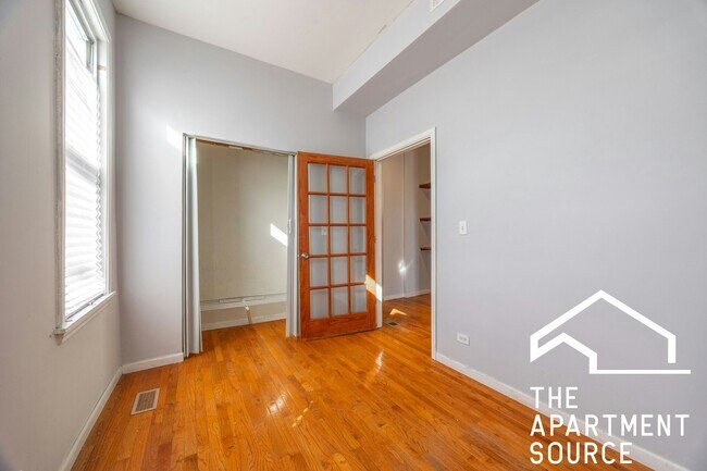 Building Photo - 2416 N Maplewood Ave