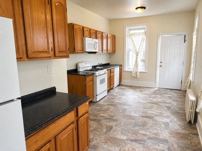 Building Photo - Spacious 6-Bedroom Rental in North Philadelphia | Small Dogs Welcome