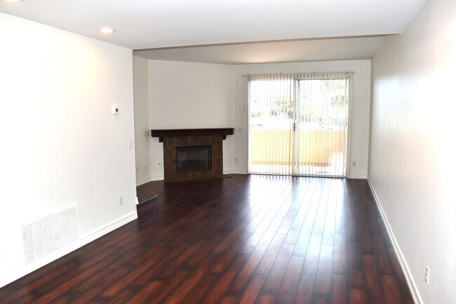 Building Photo - 3 Bedroom Townhome in El Cajon