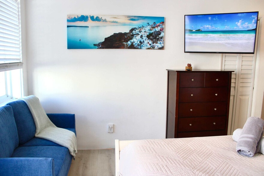 Building Photo - 329 Madison St