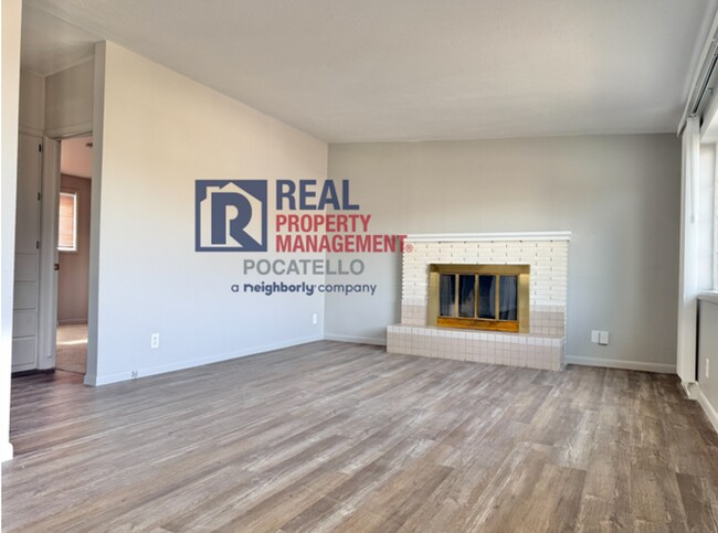 Building Photo - 5 bed 2 bath house - 1 car garage - pet friendly