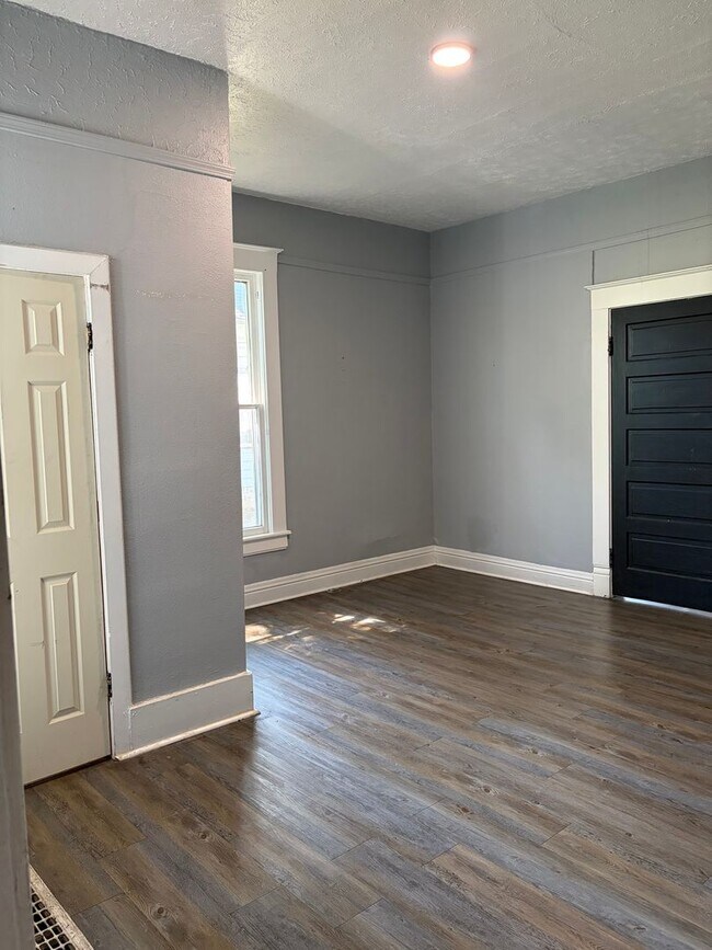 Building Photo - 724 W Elm St