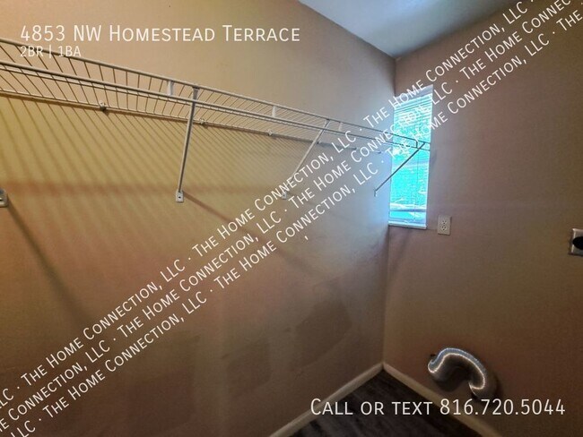 Building Photo - Clean 4-Plex Apartment-Park Hill Schools!