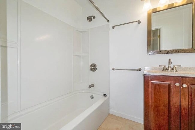Building Photo - 102 Greenmeadow Dr