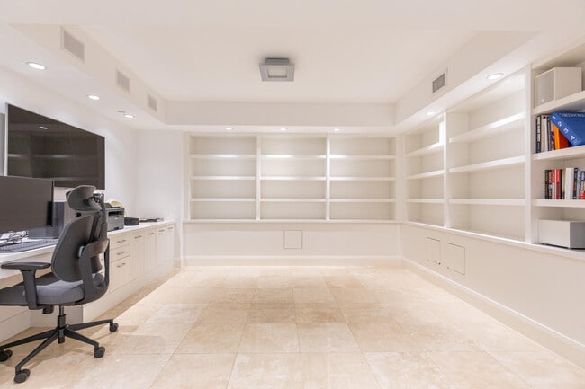 Building Photo - 20201 E Country Club Dr