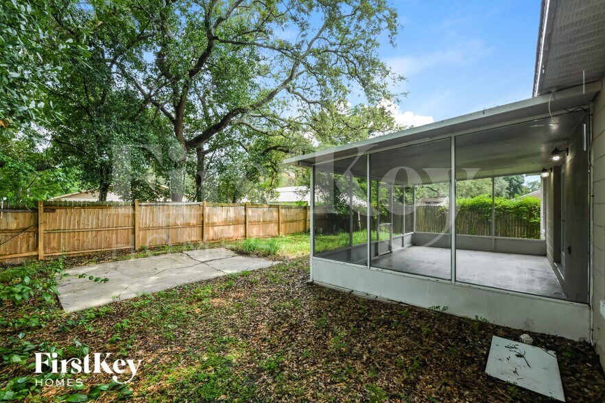 Building Photo - 325 Crabtree Ave