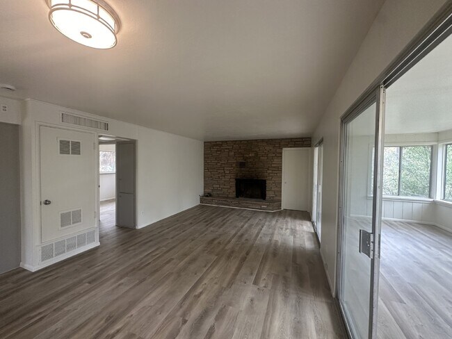 Building Photo - "Charming 2-Bed Retreat with Fireplace & Modern Comforts in Prescott, AZ!"