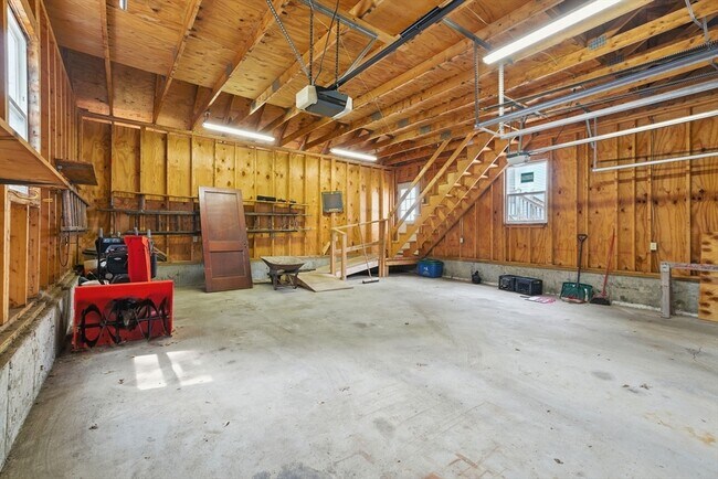 Building Photo - 178 Massasoit Rd