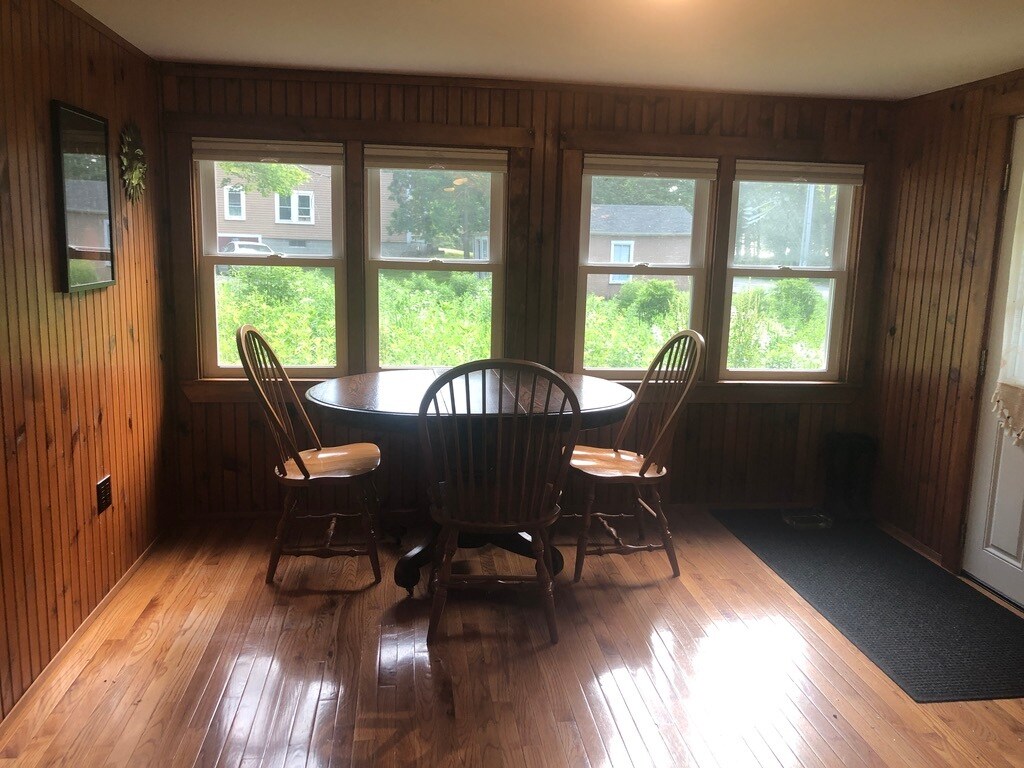 dining area - 46 Wilmot Center Rd
