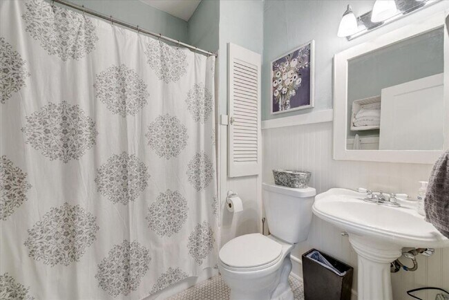 Building Photo - Daring 2 bedroom 1 bath in the heart of Ryan Place.