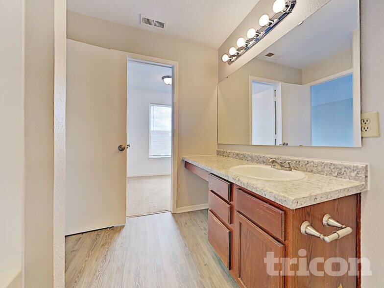 Building Photo - 10152 Golden Dr