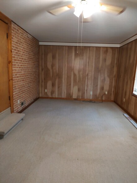 Family Room - 808 Carlisle St