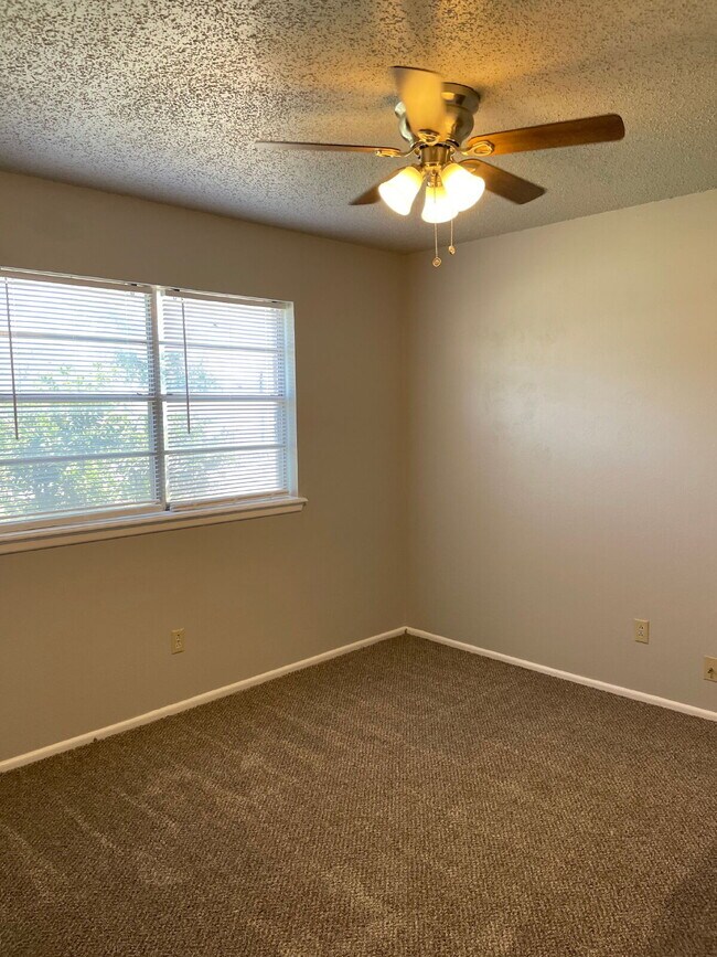 Building Photo - "Charming 3-Bed Oasis in Lubbock - Spaciou...
