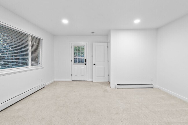 Building Photo - Charming and Renovated 4 Bedroom 2 Bathroo...