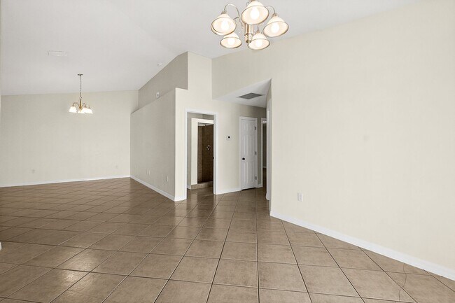 Building Photo - Spacious 3 Bedroom 2 Bath Duplex in Pine G...